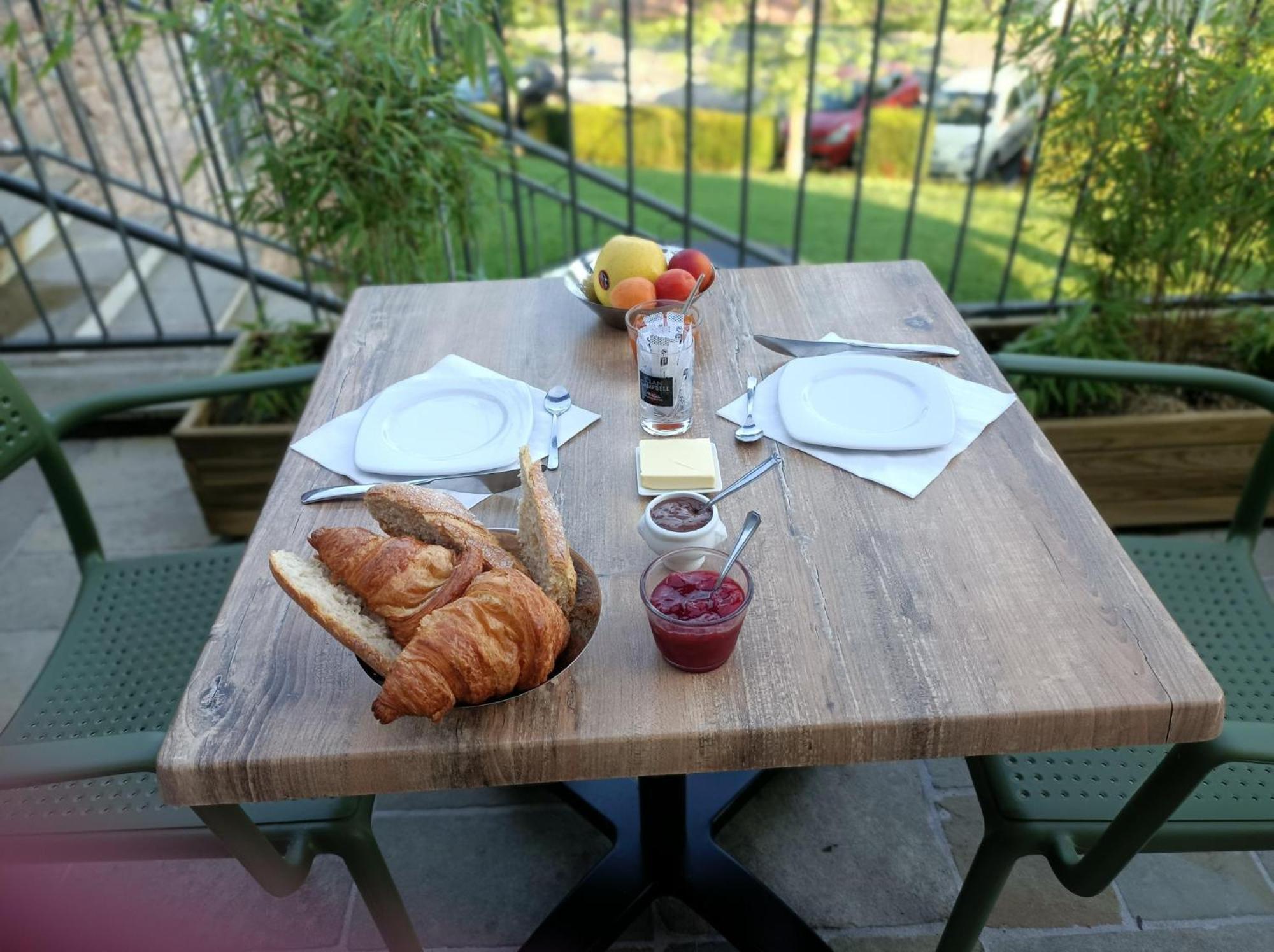 Les Pierres Folles Bed & Breakfast Rozier-en-Donzy Exterior photo